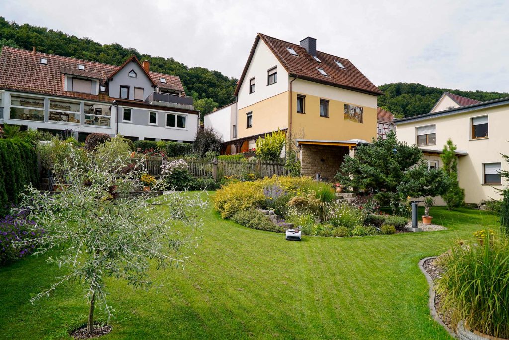 Gartentgestaltung in Hanglage, erstellt von der Firma Aussengestaltung Vogt