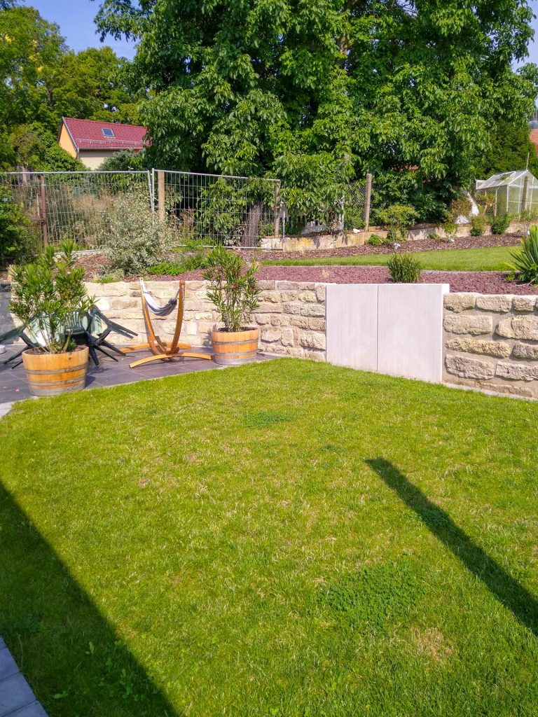 Gartengestaltung mit Mauern und Terassen, erstellt von der Firma Aussengestaltung Vogt