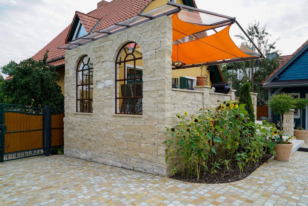 Gartenmauer als Wintergarten, erstellt von der Firma Aussengestaltung Vogt