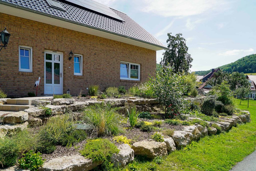 Naturstein-Gartenmauer, erstellt von der Firma Aussengestaltung Vogt