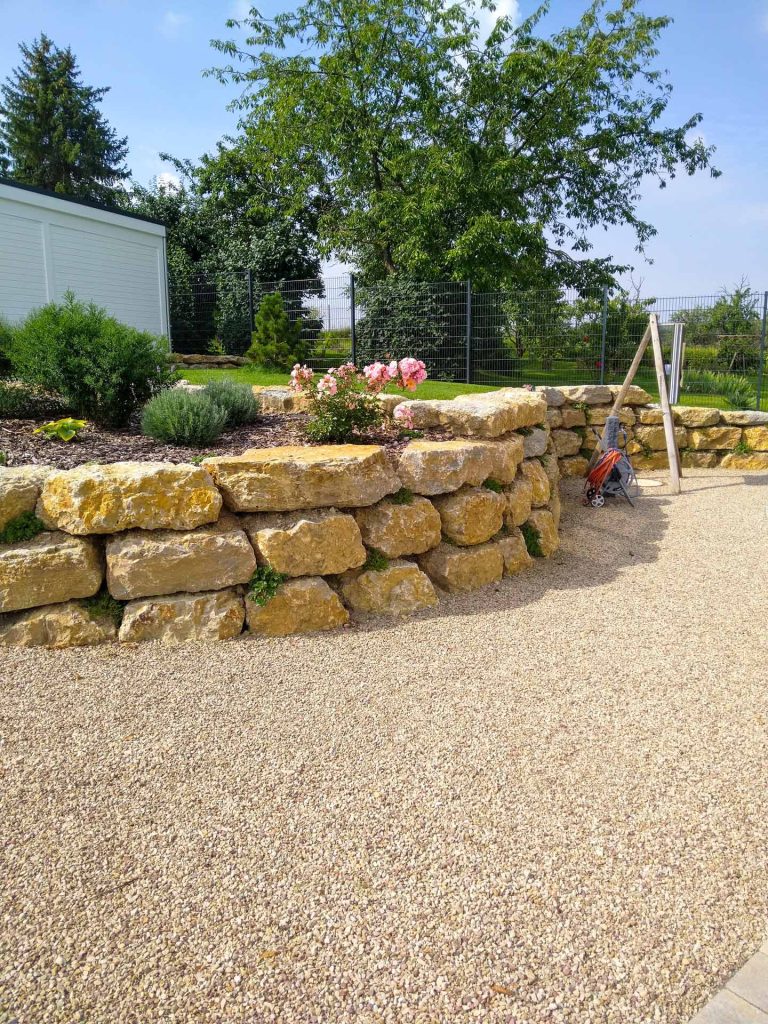 Gartenmauer und Kiesweg, erstellt von der Firma Aussengestaltung Vogt
