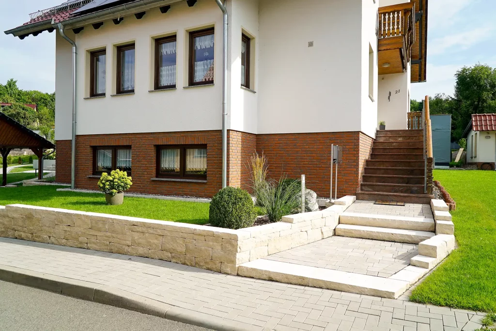 Gartenmauer um Vorgarten und Hauseingang eines Einfamilienhauses, erstellt von der Firma Aussengestaltung Vogt