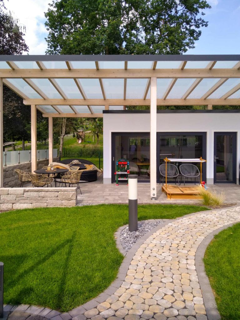 Gartenweg und Veranda, erstellt von der Firma Aussengestaltung Vogt