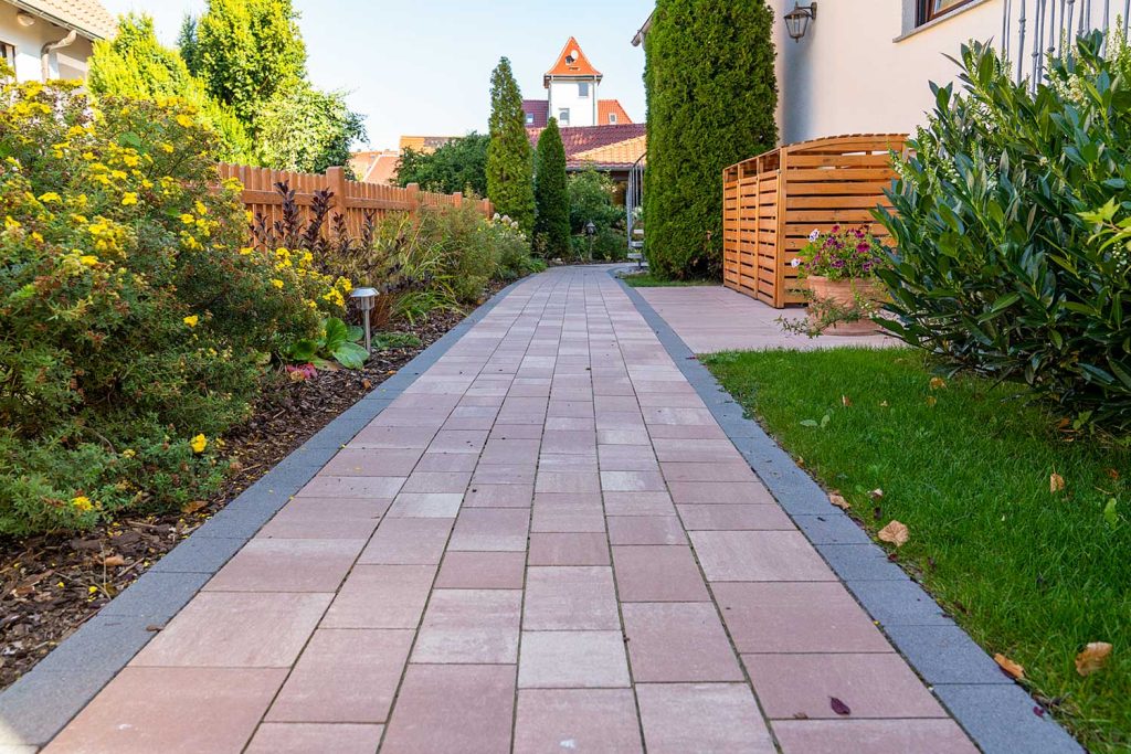 Pflasterung eines Gartenwegs, erstellt von der Firma Aussengestaltung Vogt