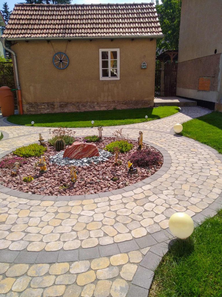 ringförmige Pflasterung in einem Gartenbereich, erstellt von der Firma Aussengestaltung Vogt