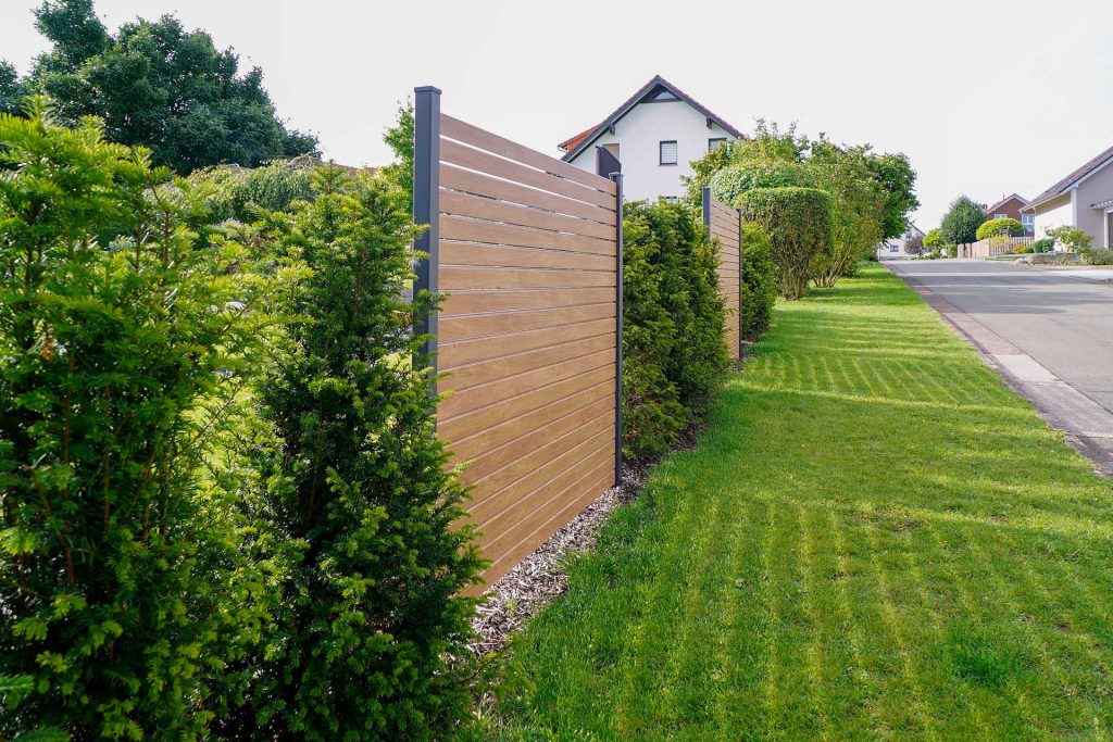 unterbrochener Zaun aus Holzelementen, erstellt von der Firma Aussengestaltung Vogt
