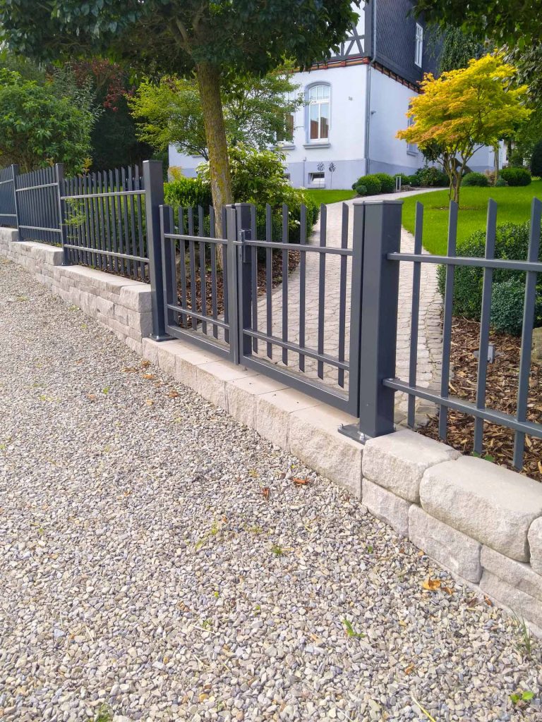 Gartenzaun und Kiesweg, erstellt von der Firma Aussengestaltung Vogt