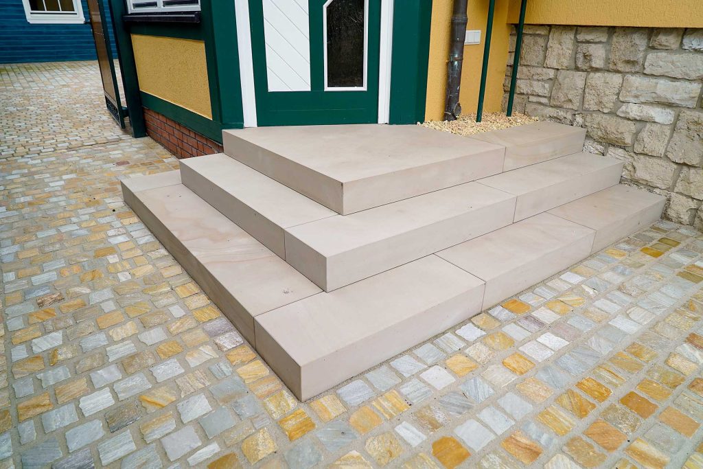 Kleine quadratische Treppe eines Hauszugangs, erstellt von der Firma Aussengestaltung Vogt