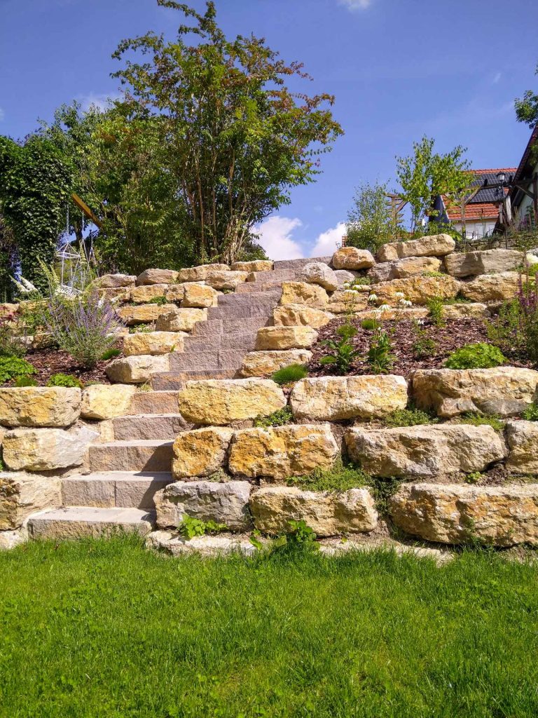 Treppenanlage und Natursteinmauer, erstellt von der Firma Aussengestaltung Vogt
