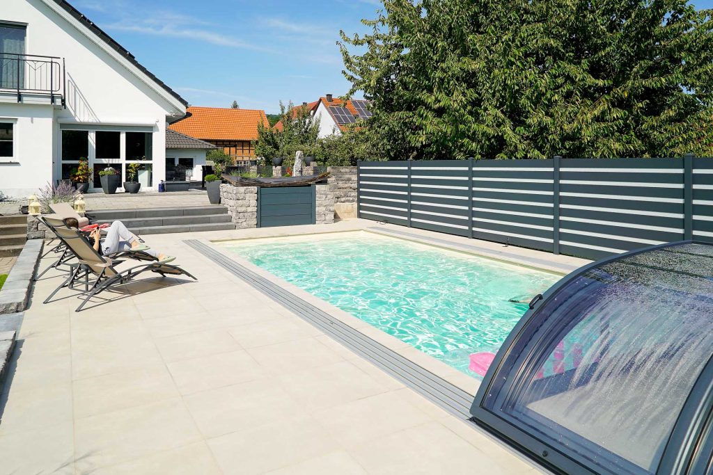 Poolanlage mit Schutzdach, erstellt von der Firma Aussengestaltung Vogt