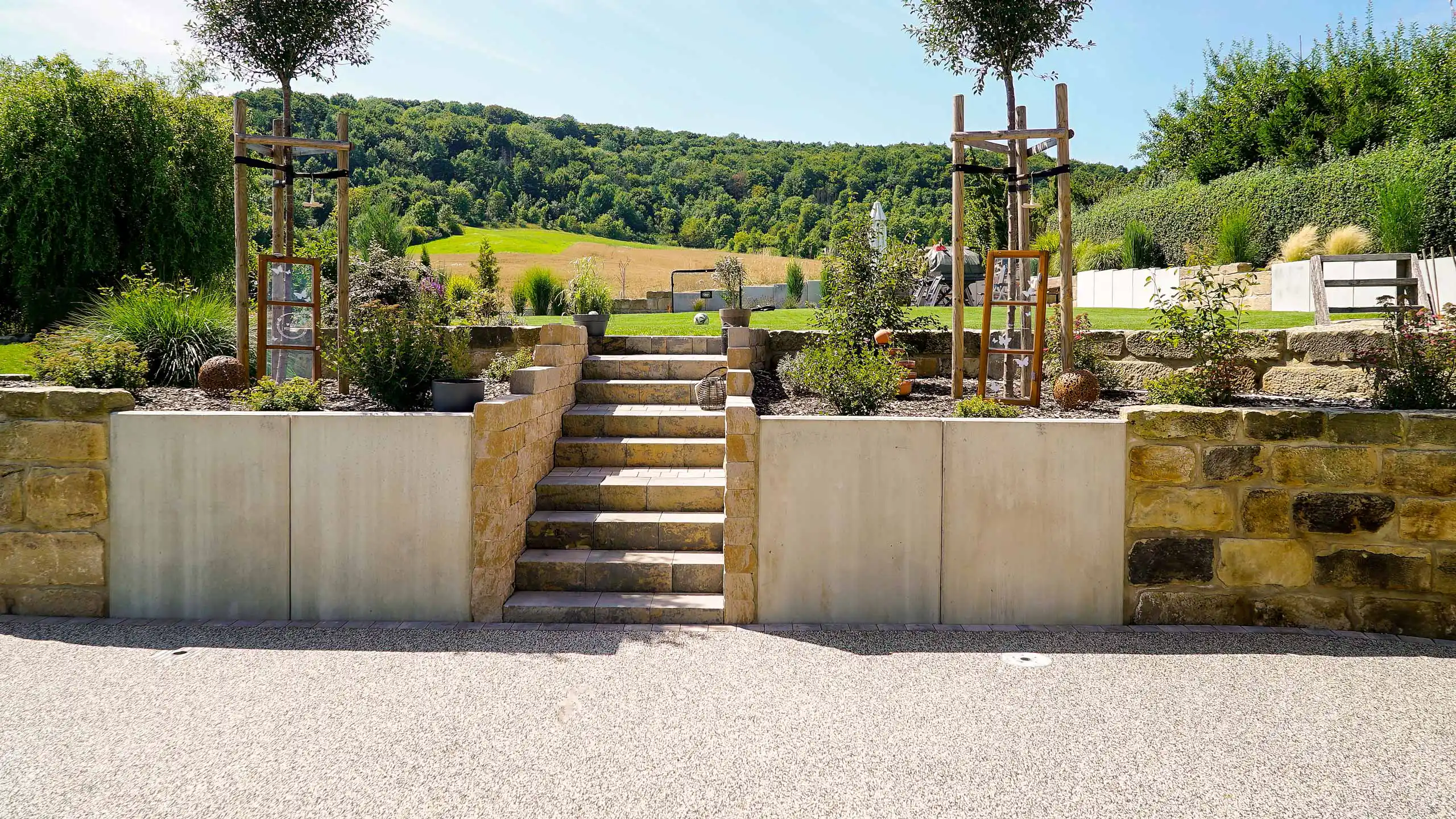 Treppenanlage und Gartenmauer, erstellt von der Firma Aussengestaltung Vogt
