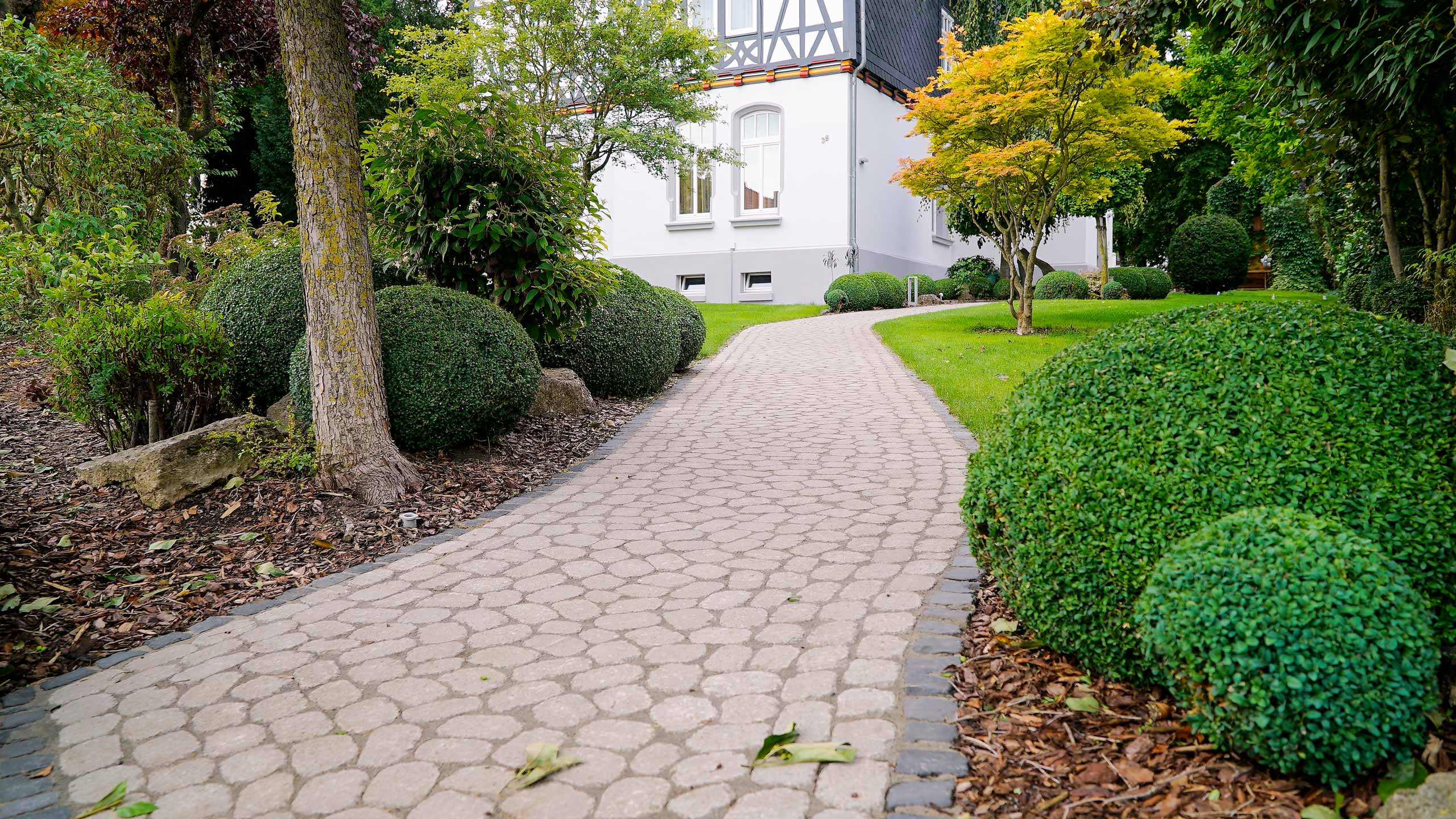 Pflasterung eines Gartenwegs, erstellt von der Firma Aussengestaltung Vogt