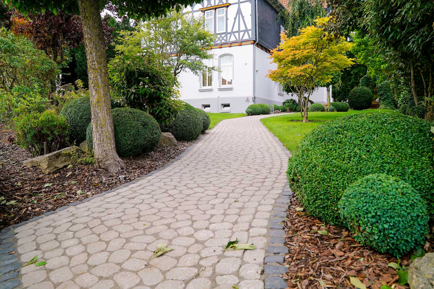 Pflasterung eines Gartenwegs, erstellt von der Firma Aussengestaltung Vogt